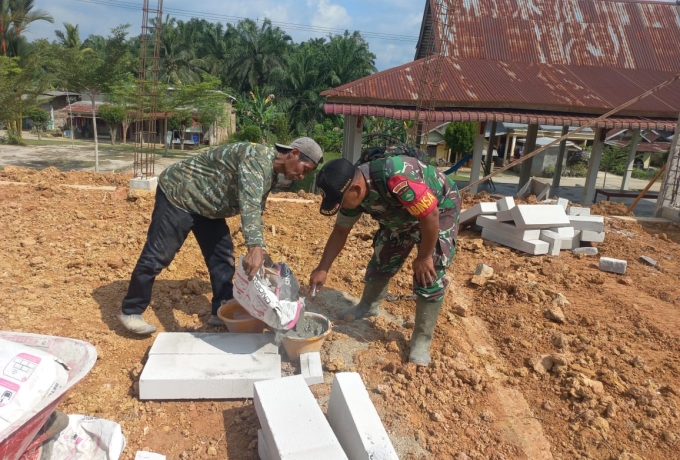 Babinsa Serda Efrizal Pantau Pembangunan KDKMP di Wilayah Binaan