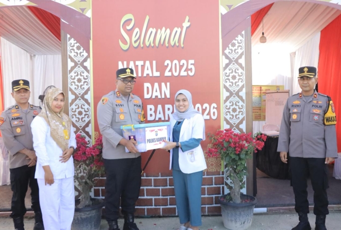 Awali Tahun dengan Sentuhan Pimpinan, Kapolres Kampar Cek Kesiapan Pos Pam Tapung dan Beri Bingkisan