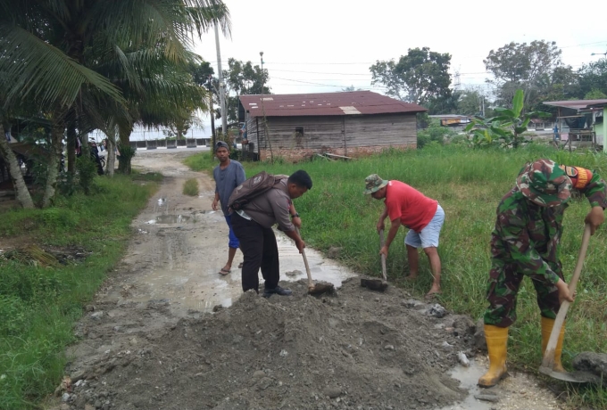 Bersama Warga, Babinsa Koramil 07/Kampar Gotong Royong Timbun Jalan Rusak