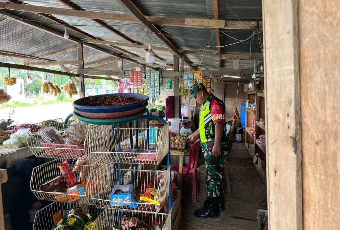 Ke Pasar Tradisional Babinsa Cek Harga Sembako Yang ada Di Warung Di Desa Binaan 