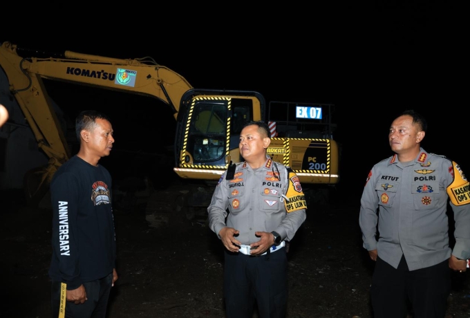 Dansat Brimob Polda Riau dan Ditlantas Riau kembali kirim 3 alat berat ke kabupaten agam 