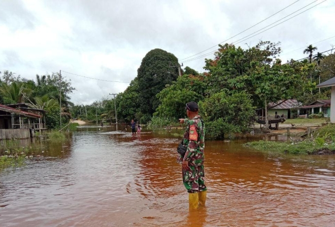 Babinsa Serma Samsul Wahidin Melaksanakan Pemantauan Titik Banjir
