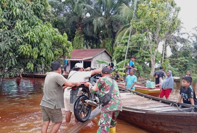 Serma Samsul Wahidin Terjun Langsung Bantu Warga Terdampak Banjir