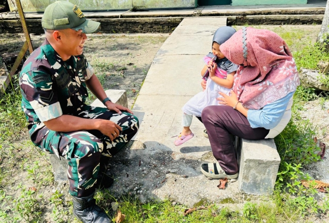 Memasuki Musim Penghujan, Babinsa Koramil 06 Siak Hulu Ingatkan Warga Jaga Kesehatan Anak