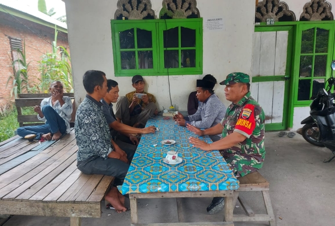 Babinsa Desa Kualu Nenas Sosialisasi Dampak Bahaya Judi Online terhadap masyarakat