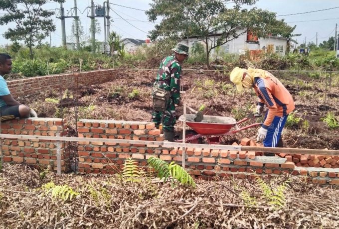 Babinsa Koramil 07/Kampar Serda Jemmi Bantu Warga Goro Bangun Masjid