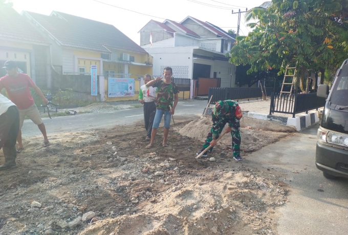 Babinsa Koramil 07/Kampar Serda Karnovan Dianto Gotong-Royong Bantu Warga Cor Jalan