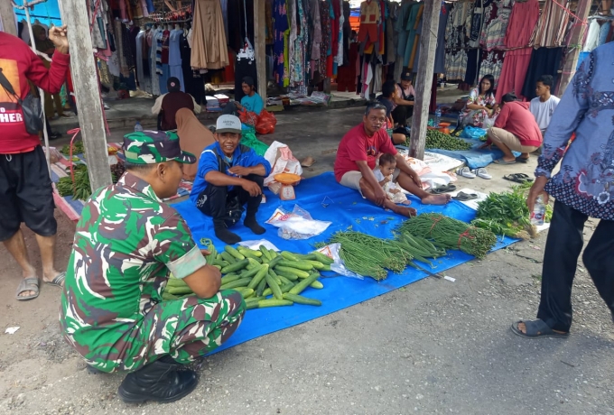 Babinsa koramil 14 /kepenuhan Pantau Harga Sembako di Pasar Tradisional 