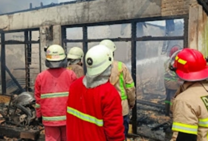 DPKP Pekanbaru Bantu Padamkan Kebakaran Rumah dan Kios di Cendrawasih