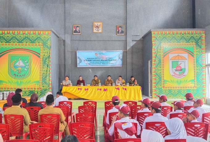 Dukung Program Makan Bergizi, Serda Efrizal Hadiri Mini Launching MBG Bagi Siswa Sekolah Dasar 