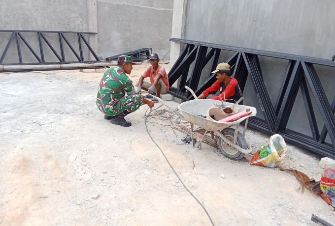 Komsos Dengan Tukang Bangunan, Babinsa Koramil 11/Tbs Berpesan Agar Berhati-hati Dalam Bekerja