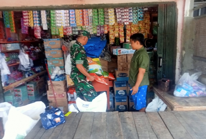 Babinsa Koramil 03/Bunut Turun ke Pasar Tradisional, Pastikan Harga Sembako Stabil Jelang Ramadhan