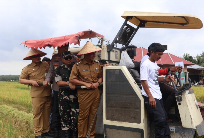 Wamentan RI Sudaryono Pimpin Panen Raya di Kampar dan Lantik Pengurus HKTI Riau