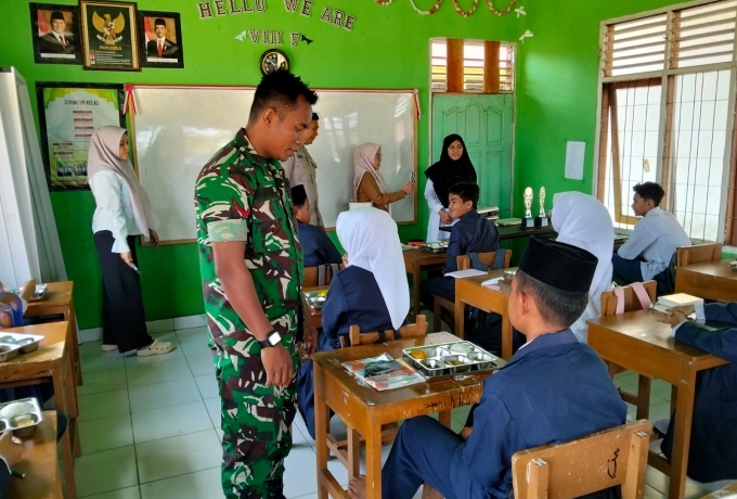 Babinsa Koramil 03/Bunut Dampingi Program Makan Bergizi Gratis di Bandar Petalangan