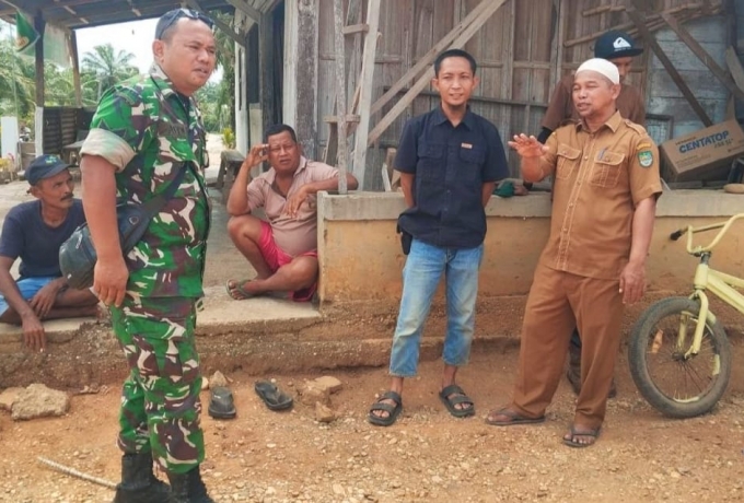 Babinsa Koramil 02 Rambah Kodim 0313/KPR Melaksanakan Komsos Bersama Warga Desa