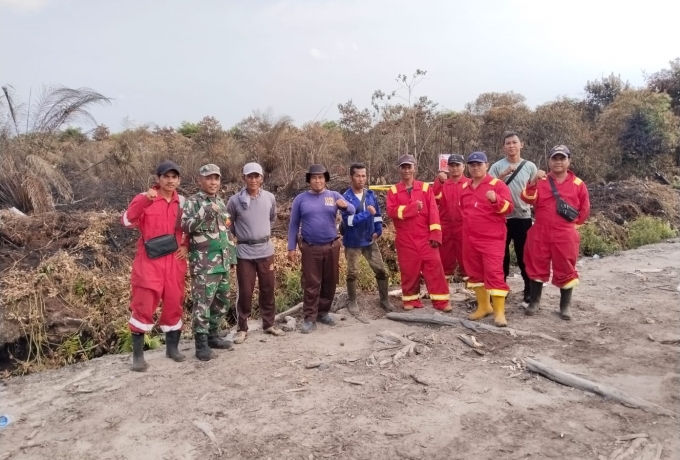 Danramil 03/Bunut Kapten Arh Mujiono Pimpin Langsung Pemadaman Karhutla di Desa Kuala Tolam