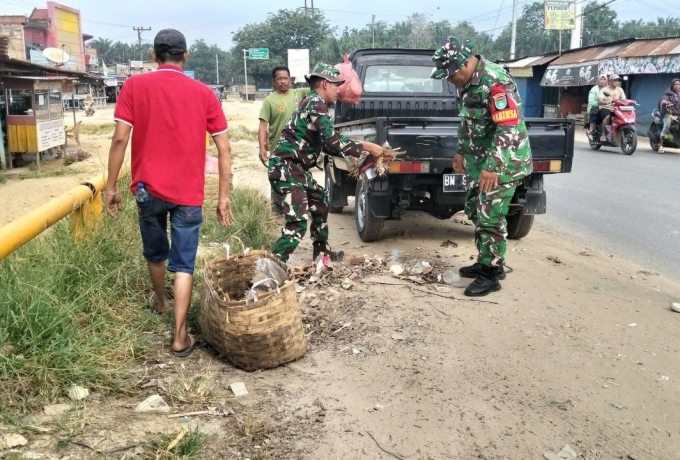 Ciptakan Lingkungan Bersih, Anggota Koramil 16/Tapung Bersama Pemdes Goro di Pasar