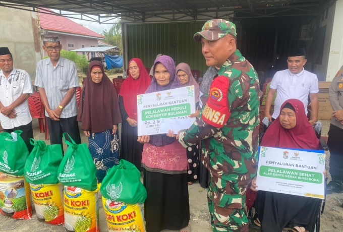 Babinsa Dampingi Baznas Pelalawan Salurkan Bantuan untuk Warga Desa Petani