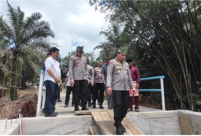 Kapolda Riau Kunjungi Pembangunan Jembatan di Desa Lubuk Agung Kabupaten Kampar