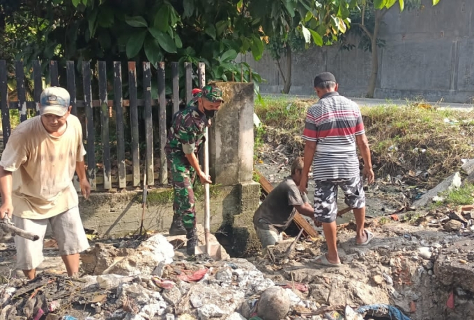 Babinsa Koramil 07/Kampar Serka Harpani Goro Bersama Masyarakat di Masjid Al - Ikhlas
