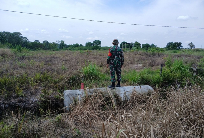 Babinsa Desa Rimbo Panjang Lakukan Patroli Karhutla dan Sosialisasi Bahaya Membakar Lahan