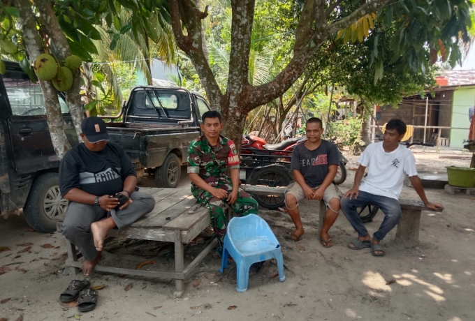 Babinsa Koramil 14/ Kepenuhan Bersama Masyarakat Tumbuhkan Kekompakan dan Keharmonisan