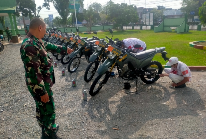 Perawatan Kendaraan Dinas Babinsa Koramil 01/ BKN Lakukan Penggantian Oli Secara Rutin 