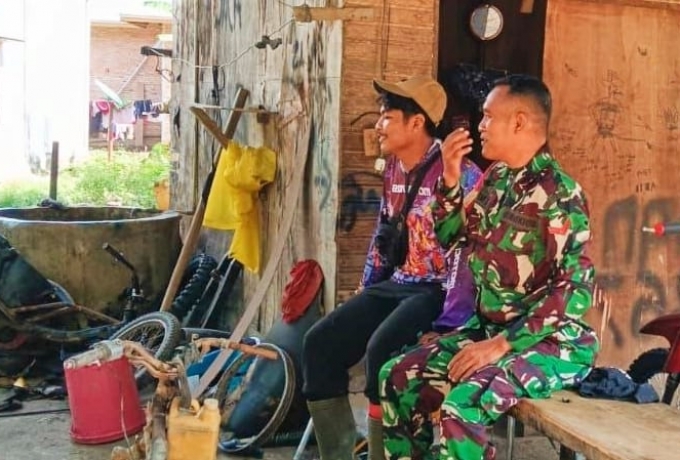 Babinsa Koramil 10 Kunto Darussalam Rutin Melaksanakan Komsos Bersama Warga Desa