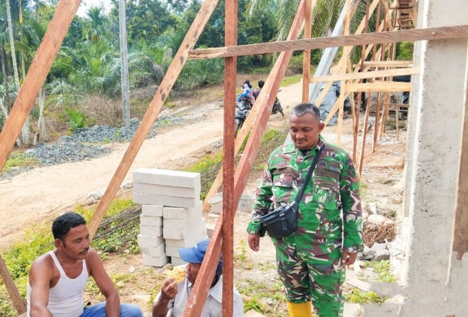 Jaga kekompakan, Kopda Dariono Menjalin Komunikasi Sosial bersama Warga