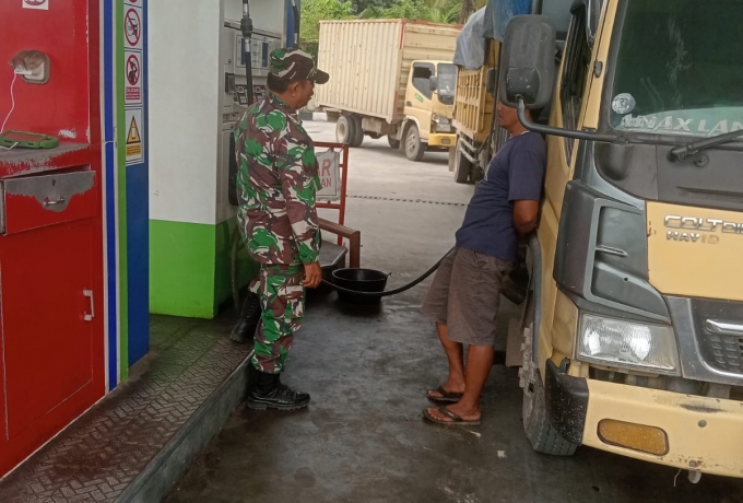 Sertu M Rasul Babinsa Koramil 14/Kepenuhan, Monitoring Keamanan di SPBU 