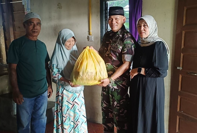 Danramil 13/ Rokan IV Koto Bersama Ibu Ketua Persit Kartika Chandra Kirana 14 Bagikan Sembako