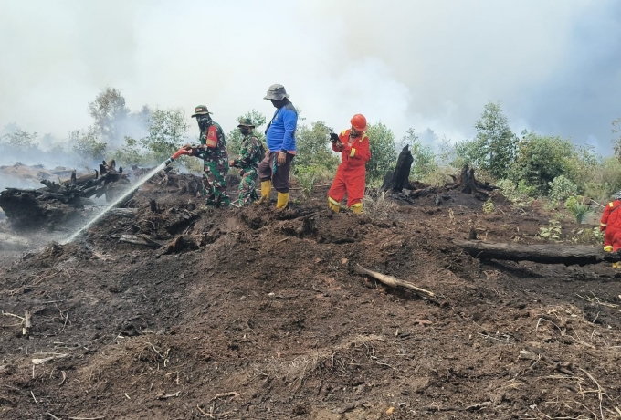 Hari Ke 4 Karhutla di Pelalawan, Personel Gabungan Berjibaku Padamkan Api di Desa Merbau