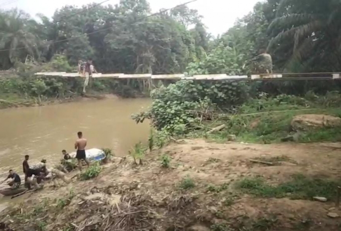 Kebut Pengerjaan Jembatan Garuda Sebelum Lebaran, Satgas Kodim 0313/KPR dan warga Bersinergi