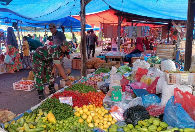 Cek Harga Sembako Di Bulan Ramadhan, Babinsa Turun Ke Pasar