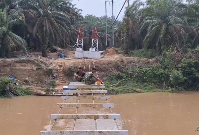 Pasangan Gelagar Penahan Lantai Jembatan Gantung, Progres Pembangunan  Capai 65 Persen