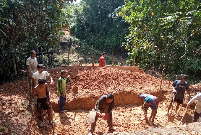 Kemanunggalan TNI Rakyat dan Warga Desa Kota Lama Bahu Membahu Garap Pondasi Jembatan Penghubung