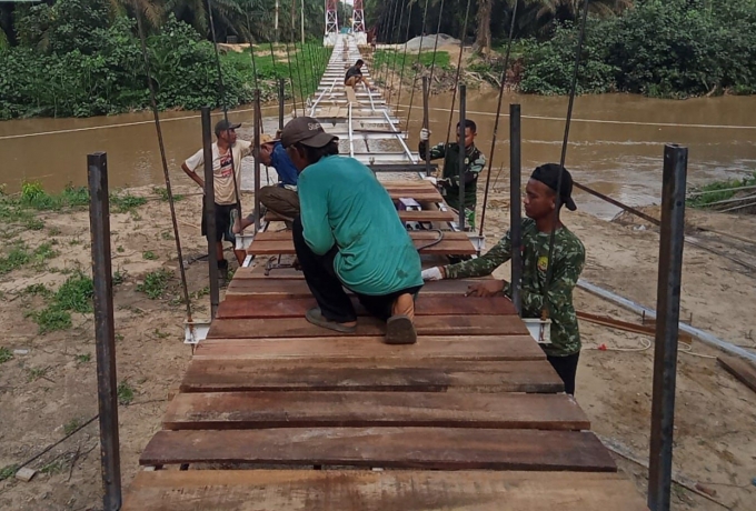 Tangan Terampil yang Tak Kenal Lelah, Pembangunan Jembatan Garuda Masuk Tahap Pemasangan lantai