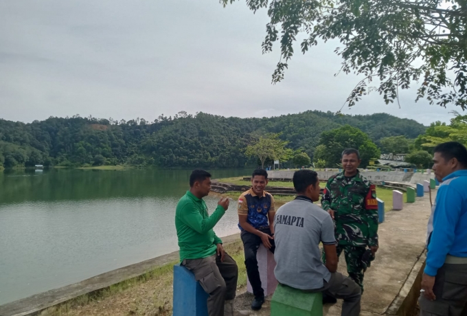 Babinsa Koramil 12/XIII Koto Kampar Gelar Komsos di Danau Rusa, Pererat Hubungan dengan Masyarakat