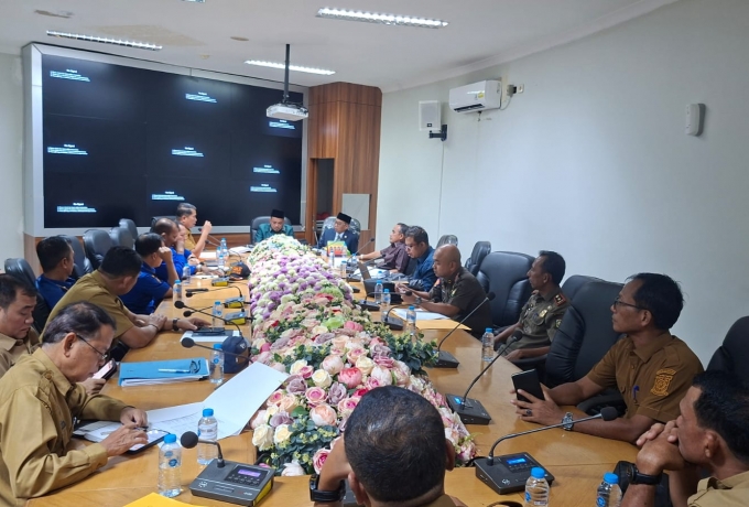 Kadis Dikpora Kampar Kawal Perjuangan Guru Bantu Adukan Nasib Ke DPRD