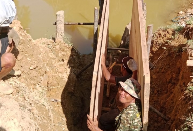 Arungi Arus Sungai, TNI dan Warga Desa Bahu Membahu Bangun Jembatan Gantung Garuda