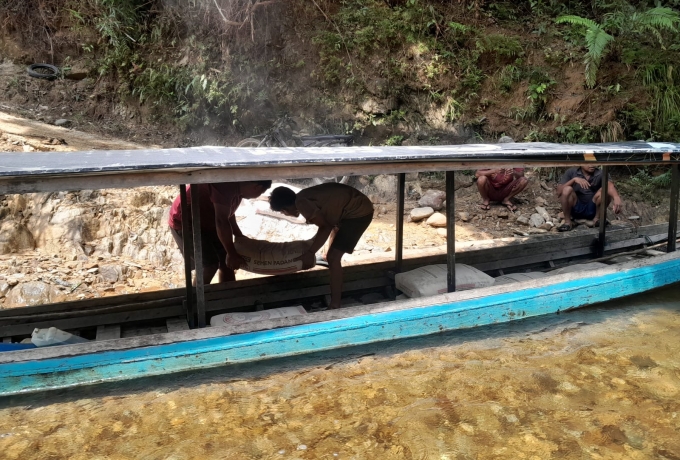 Siasati Penyaluran Material jembatan Sungai Surut, Tim Satgas Dorong Sampan sampai Lokasi