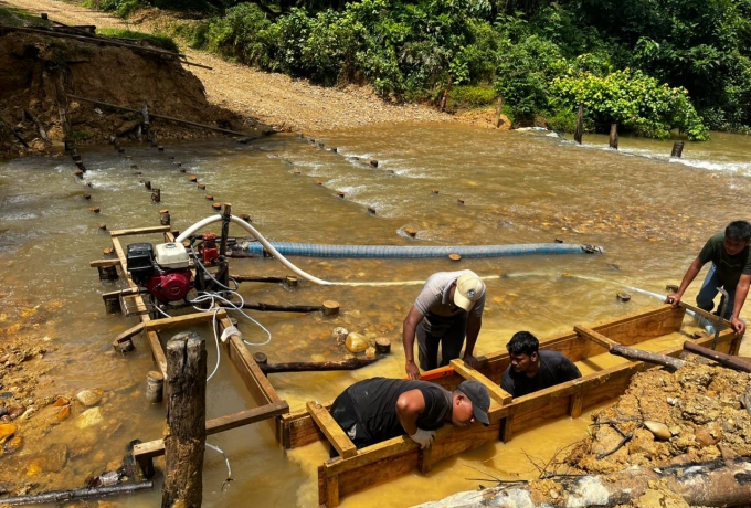 Tingkatkan Ketahanan Jembatan, Satgas Kodim 0313/KPR Gunakan Mesin Penggali di Lokasi Ramco