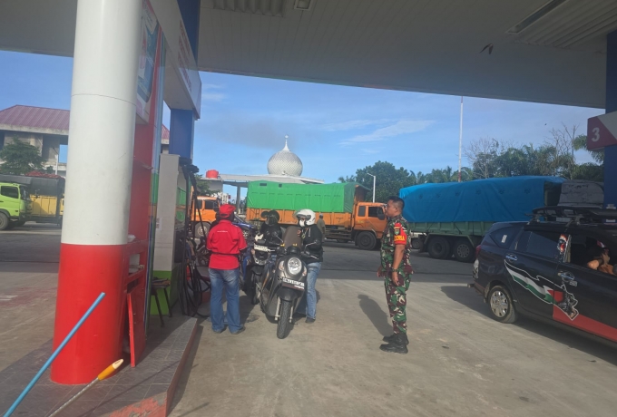 Babinsa Koramil 12/Xlll Koto Kampar Melaksanakan Pemantauan di SPBU diwilayah