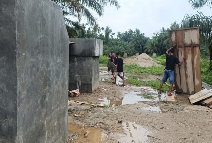 Satgas Kodim 0313/KPR Lepas Mal Beton dan Sempurnakan Pondasi Jembatan Muara Musu