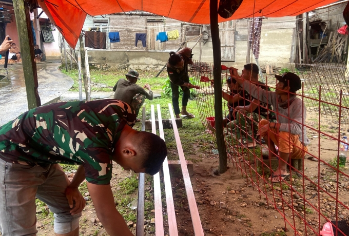 Siasati Cuaca Hujan, Satgas Kodim 0313/KPR Alihkan Kegiatan ke Pengecatan Komponen Jembatan 
