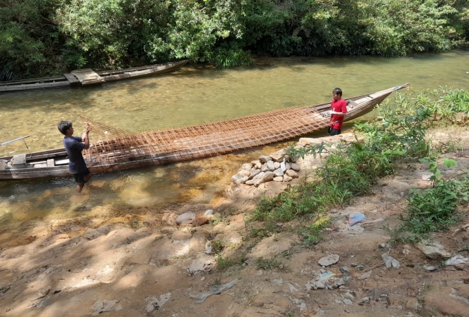 Tembus Arus Sungai, Logistik Semen dan Wermesh Jembatan Kota Lama Tiba dengan Aman