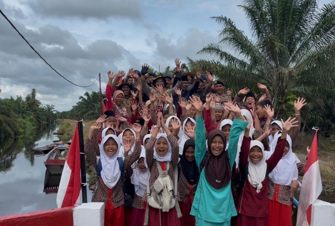 Brimob Polda Riau Wujudkan Akses Pendidikan Aman Melalui Jembatan Merah Putih Presisi