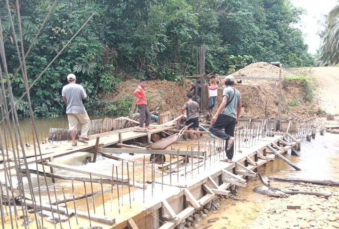 Pasca Banjir Surut, Satgas Kodim 0313/KPR Langsung Tancap Gas Pasang Mal Pengecoran Jembatan Ramco