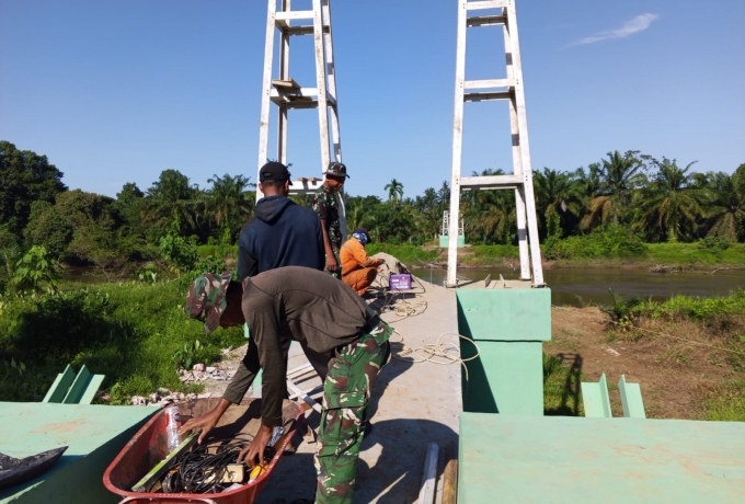 Sasar Sisi Seberang, Satgas Kodim 0313/KPR Pasang Hanger Tepi Jauh Jembatan Garuda Muara Musu