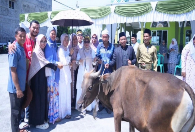 Bersama Warga Wakil Bupati Kampar Tinjau Pemotongan Hewan Qurban